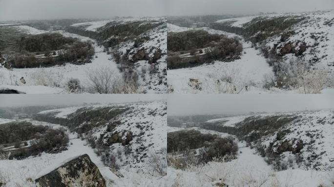 冬天积雪覆盖的Kasagh河被深深的悬崖和石板包围