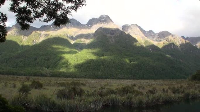 新西兰阳光下的绿色山脉全景。