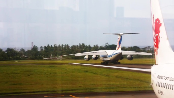 两架飞机停在停机坪上 飞机机翼的视图 跑道上的飞机机翼