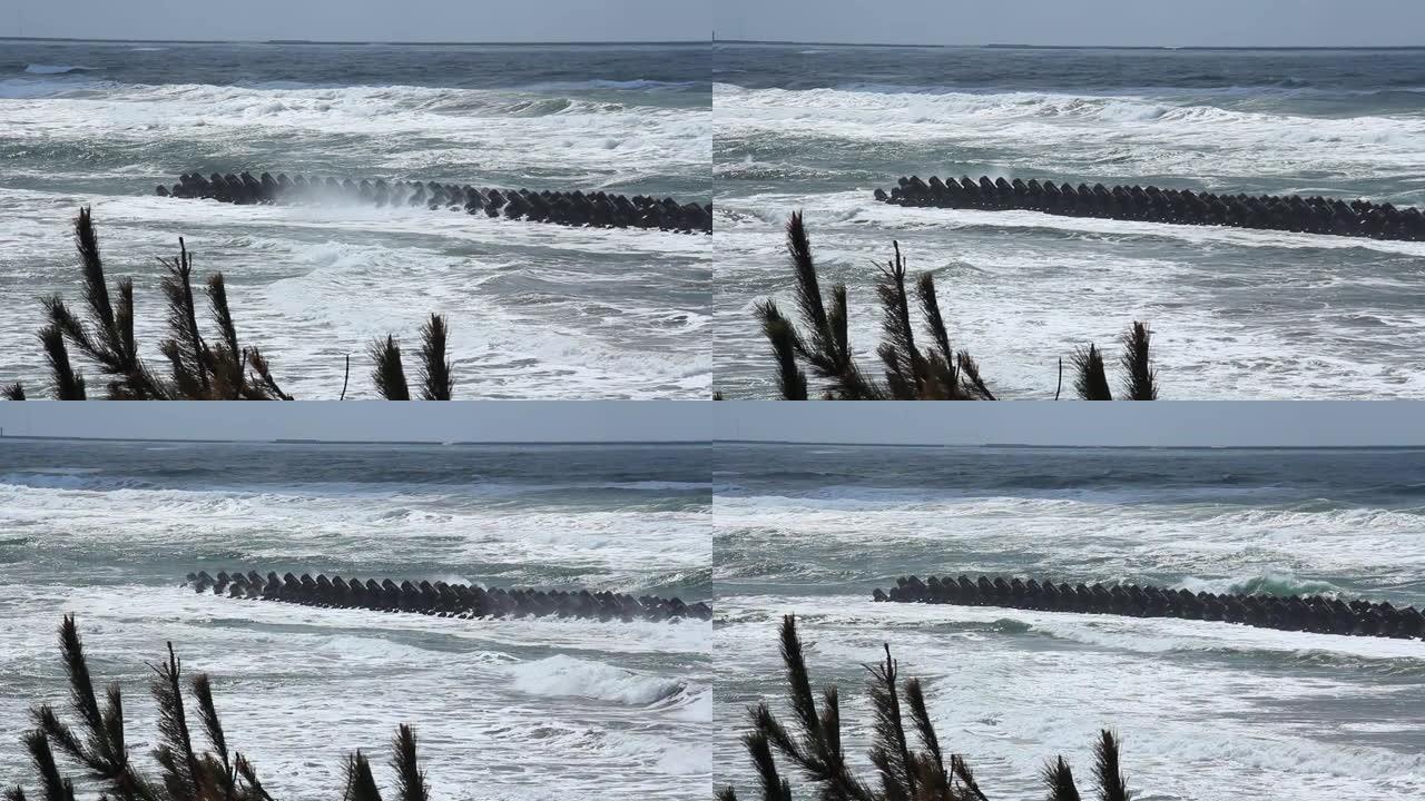 海浪在岩石中撞击大海