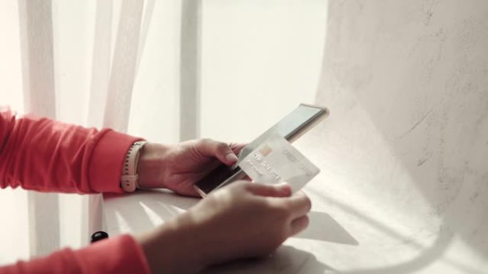 特写手女人正在使用智能手机在线购物。