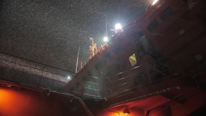 核破冰船甲板在夜间航行。降雪