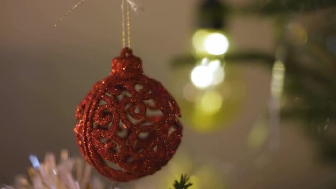 圣诞树上的红色挂饰球