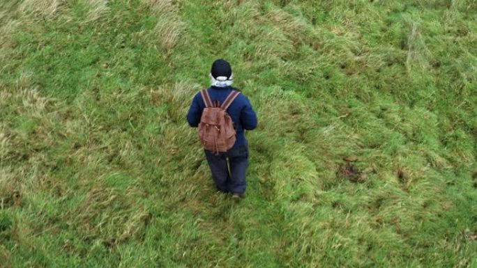 在苏格兰西南部偏远的乡村地区徒步旅行的活跃老人的高角度视图