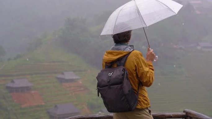 一名年轻的旅行者站在猫猫谷的手机上拍摄自拍照。南a Pa，越南北部。越南旅游概念