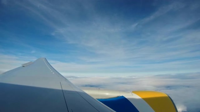 发动机机翼飞机在天空和云上的景色很美。在窗口飞机上看到引擎和机翼在云上，天空蓝色或蔚蓝的天空在美丽的