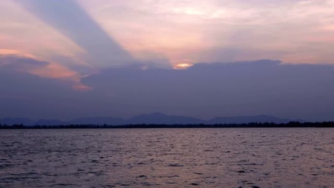 自然背景。日落之后的片刻。天空，湖