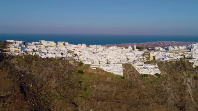 在蓝天下的圣托里尼岛山顶上的一个村庄的鸟瞰图。该城市靠近地中海。
