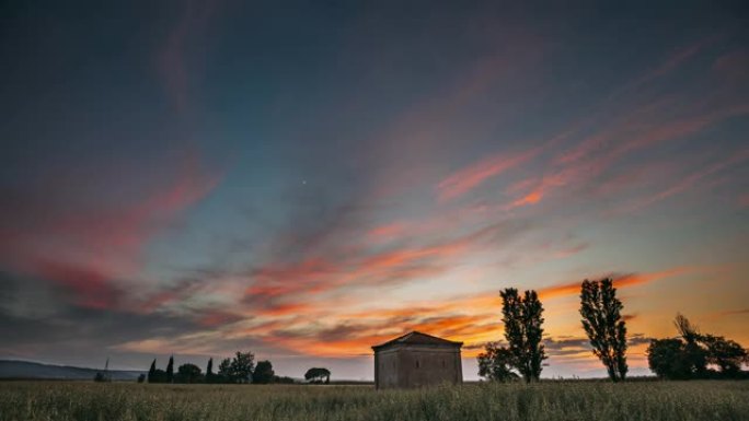 西班牙加泰罗尼亚。西班牙乡村乡村麦田景观上方的日落天空。孤独的谷仓农场建筑农舍