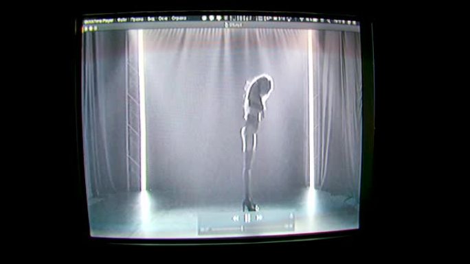 一个女人正在一台黑白旧电视的屏幕上热舞。复古风格的电视。近距离