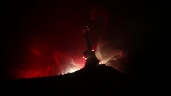 音乐概念。黑暗背景下的原声吉他在烟雾的光束下。清空文本空间。火效应。超现实吉他