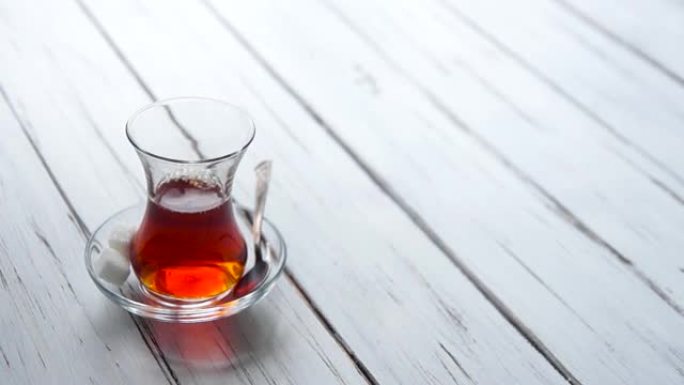 从茶壶中倒出的土耳其红茶，传统的热饮
