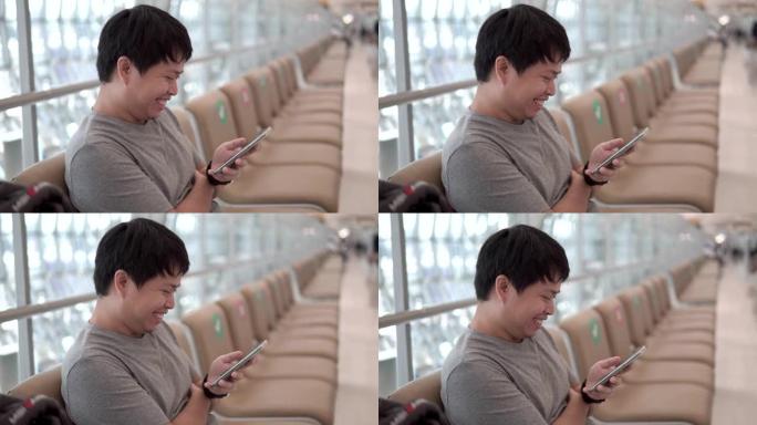 游客坐在机场时使用电话