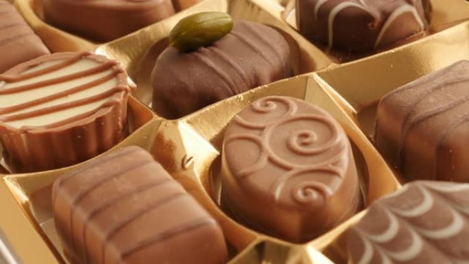 一盒巧克力许多不同的糖果缓慢倾斜4K
