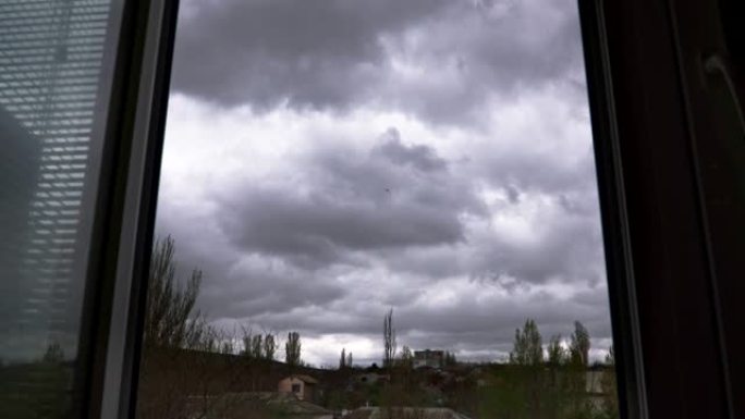 巨大戏剧性的雷暴云在窗外的天空中飞翔