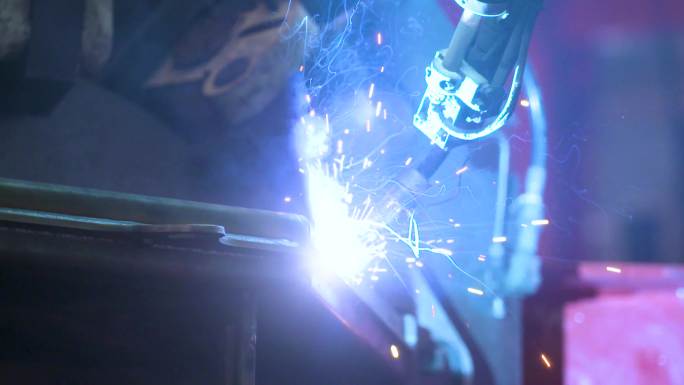 焊工正在焊接一块金属 一台机器被用来制造一块金属 焊工正在焊接一块金属