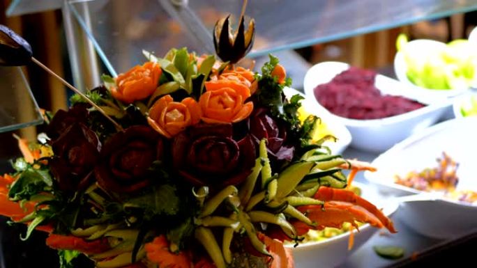 埃及自助餐上鲜花形式的一堆蔬菜