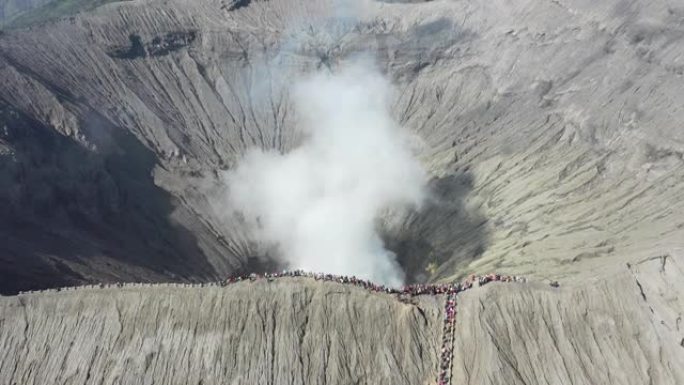 探索布罗莫山不断活跃的火山口