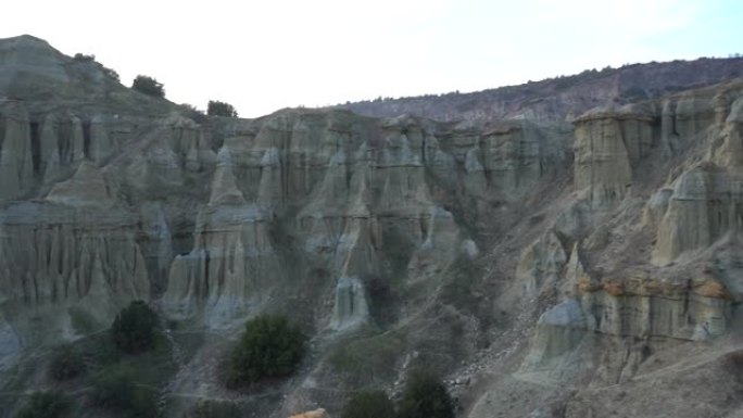 库拉多基亚山的景色。土耳其库拉市不寻常的火山岩形成。