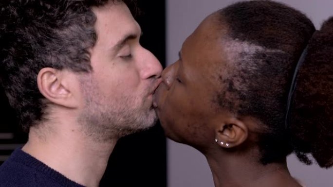白人男人和黑人女人之间甜蜜温柔的吻。跨种族的爱，吸引力