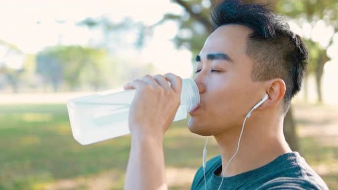 年轻人在跑步结束后喝水