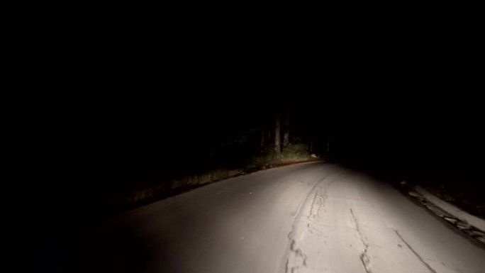 在黑暗的夜晚在道路上驾驶汽车，晚上在交通中行驶的驾驶员的视野，道路上的能见度低，Pov