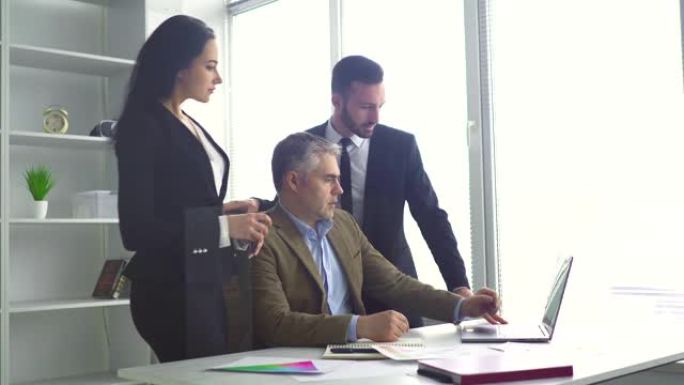 三个商人在办公室里讨论
