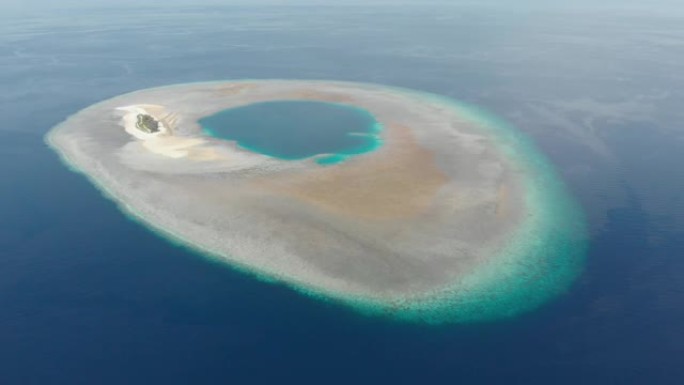 空中: 飞越印度尼西亚瓦卡托比国家公园田园诗般的环礁