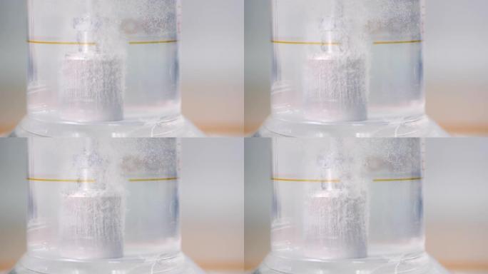 泡沫测试。使用空气扩散器在水中产生气泡并查看气泡量。金属加工实验。教育和研究理念。创建新产品线
