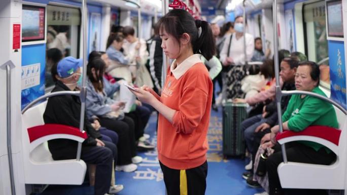 年轻女性地铁玩手机