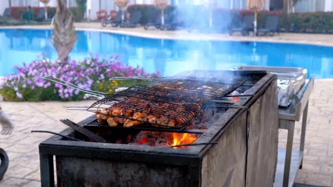 鸡肉烤肉串是由酒店的厨师在游泳池旁用蓝色的水在大烤架上煮熟的。埃及