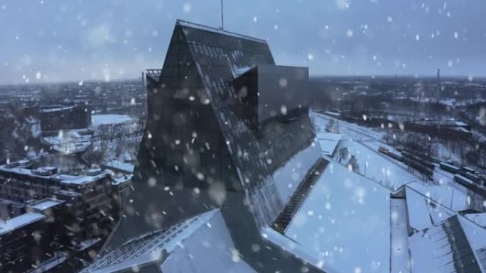 拉脱维亚国家图书馆在冬天被雪覆盖的鸟瞰图。