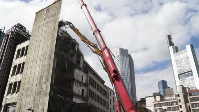 高层挖掘机在建筑物上碎裂