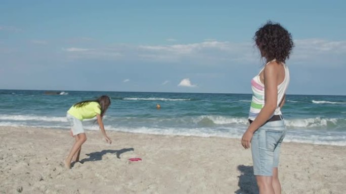 家人在海滩玩飞盘。