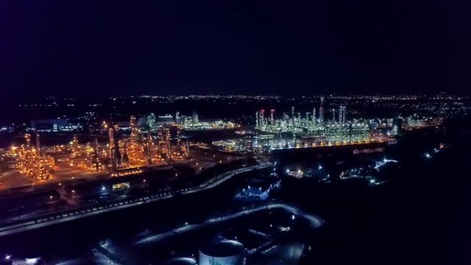 炼油厂形成工业区，空中俯瞰油气工业，炼油厂储油罐和夜间管道钢。