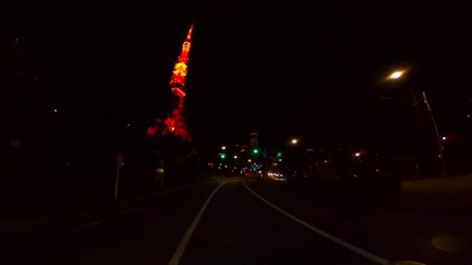 晚上开车穿过东京铁塔。向上看。位于日本东京的东京铁塔