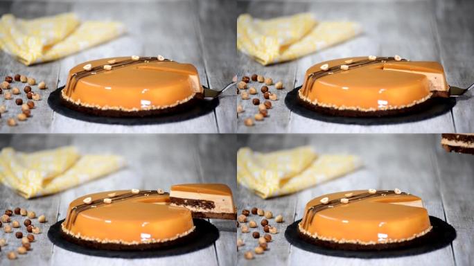 美味的慕斯蛋糕的特写镜头，上面涂有焦糖镜釉。美味甜点