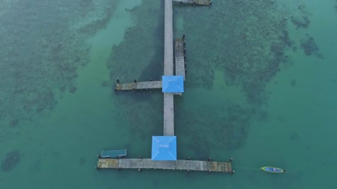 空中大角度无人机拍摄长桥到热带海，无人机飞越泰国南部普吉岛的拉威码头