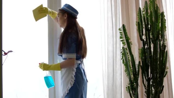 女佣正在打扫窗户。