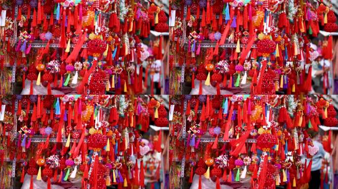 端午节挂满葫芦装饰的红色传统挂饰