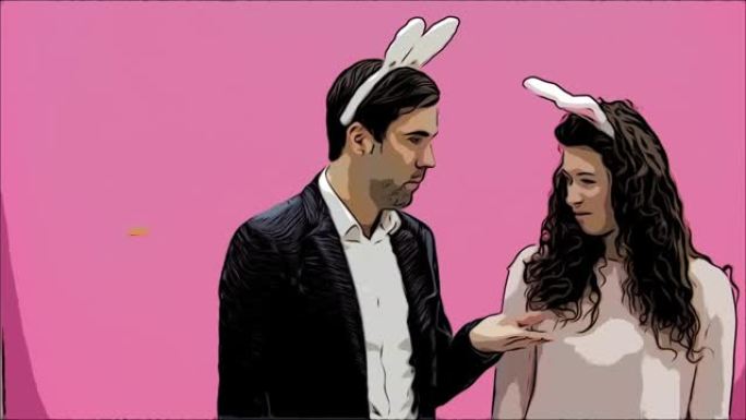 年轻夫妇在粉红色背景下很漂亮。在这段时间里，他们穿着乌合之众的耳朵。互相看着对方，表现得像兔子，复制