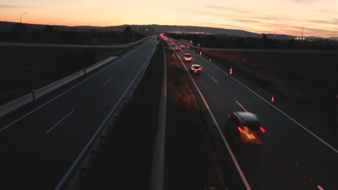 黄昏时在高速公路上的交通只能以一种方式进行，而另一种方式则没有交通