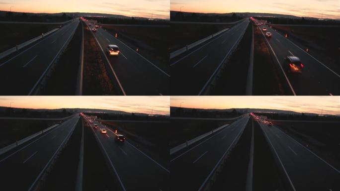 黄昏时在高速公路上的交通只能以一种方式进行，而另一种方式则没有交通