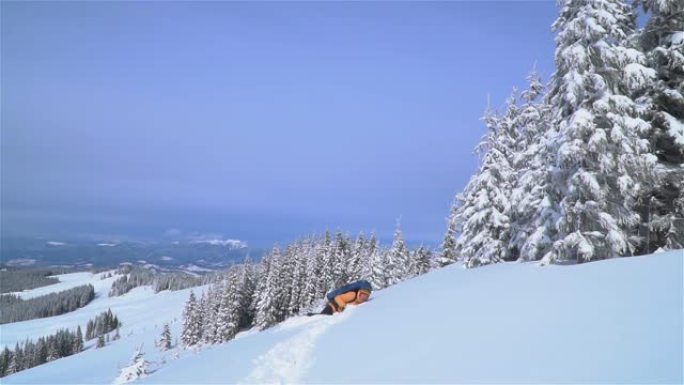 一位游客在山上的雪中漫步。