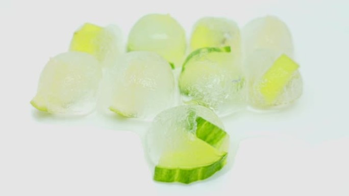 用新鲜绿色水果融化冰的时间流逝。
