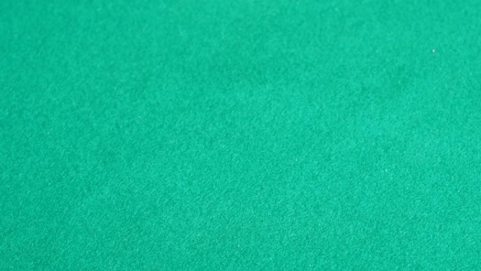 玩家在绿色板上四次投掷红色和黄色骰子