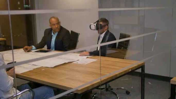 商业团队坐在桌子旁，戴着虚拟现实护目镜的人。人们在办公室测试vr眼镜