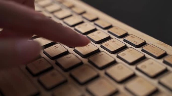 特写女性手指在木制电脑键盘上打字 “退出”。辞职和辞职概念。