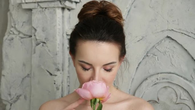 穿着带花毛巾的性感女孩是浴室里的一朵玫瑰