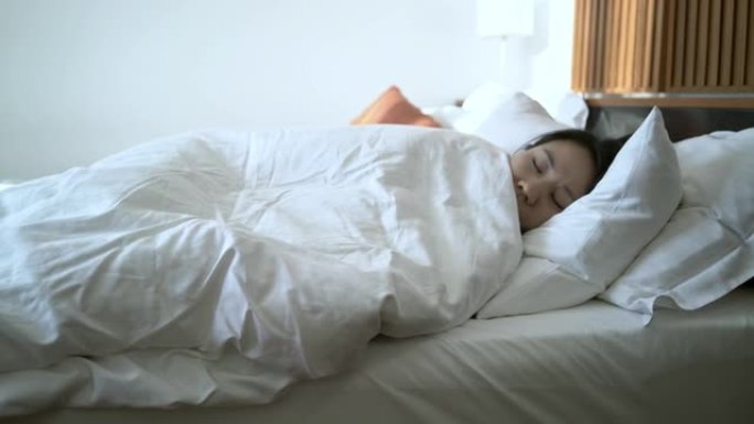 年轻女子在当地酒店的卧室里深度睡眠